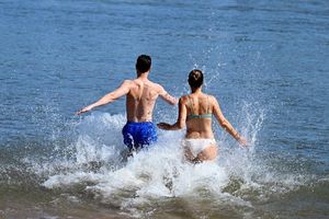 Es wird warm. (Symbolbild) - Foto: Roberto Pfeil/dpa