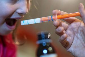 Vor wenigen Jahren waren Fiebersäfte für Kinder knapp, nun hat sich die Lage gebessert (Archivbild) - Foto: Hendrik Schmidt/dpa