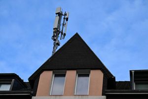 Mobilfunk-Antennen auf einem Düsseldorfer Wohnhaus - auch hier dürfte der Datenverkehr gestiegen sein. - Foto: Wolf von Dewitz/dpa