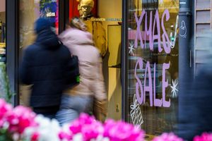 Viele Kunden schauten im Weihnachtsgeschäft stark auf Preise und Rabatte. - Foto: Andreas Arnold/dpa