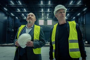 Die Kommissare Max Ballauf (Klaus J. Behrendt) und Freddy Schenk (Dietmar Bär) vermuten, dass der Täter zum Ensemble gehört. - Foto: Thomas Kost/WDR /dpa