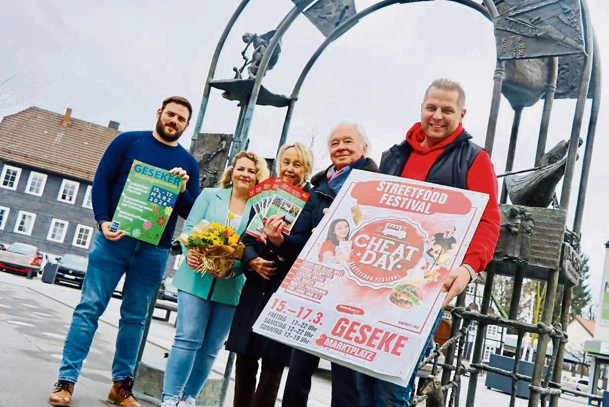 Alexander Schuster und Julia Arens (beide Stadt Geseke), Jutta Seck und Peter Plonka (beide Kultur & Kulinarisches) sowie Marc Fox (Cheatday, v.l.) stellten das Programm für das Geseker Frühlingserwachen vor. Foto: Dietz