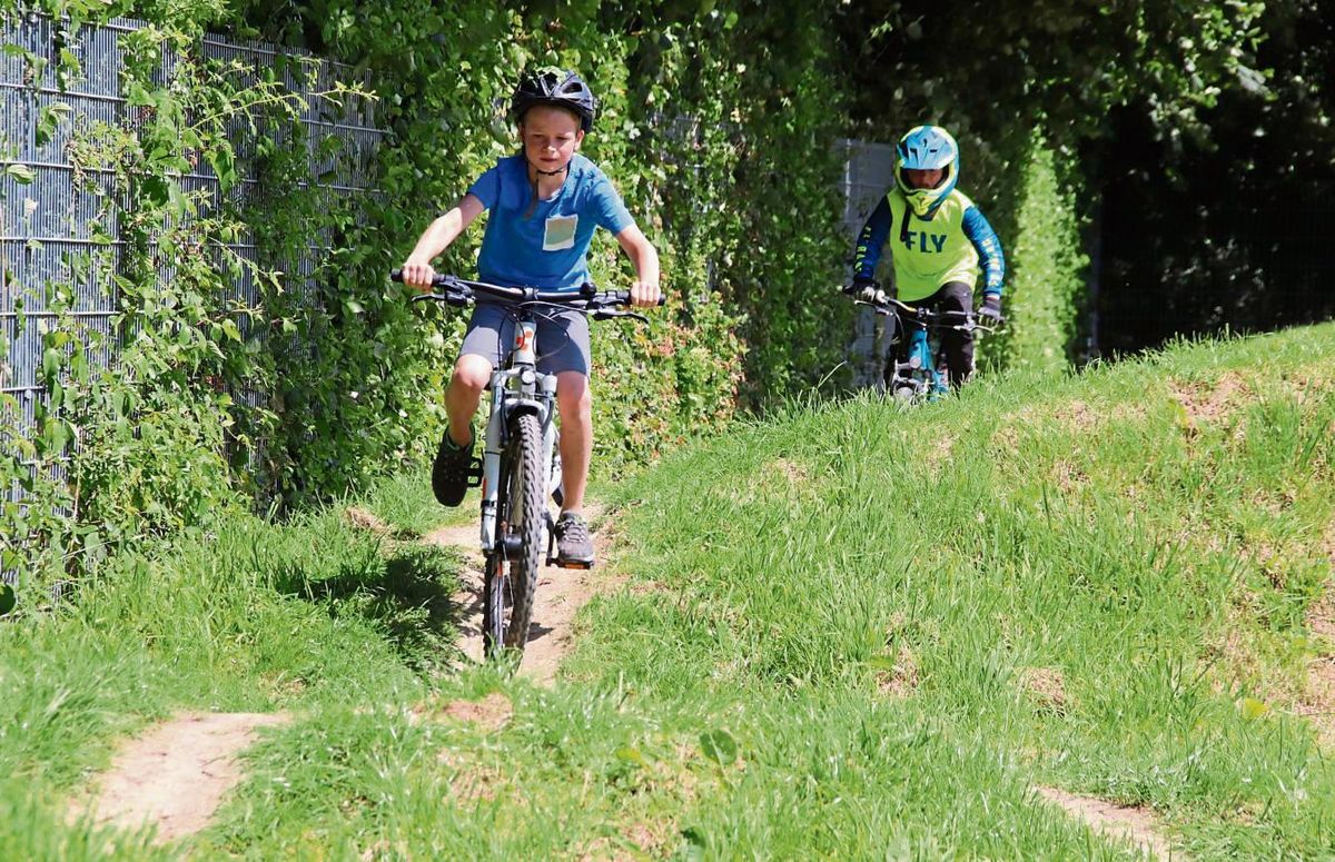 Auf und ab geht’s mit dem BMX-Rad für die Kinder im Rahmen des Ferienspaßes im Bikepark. Die Aktion bereitete den Jungen und Mädchen jede Menge Spaß. Fotos: Meschede