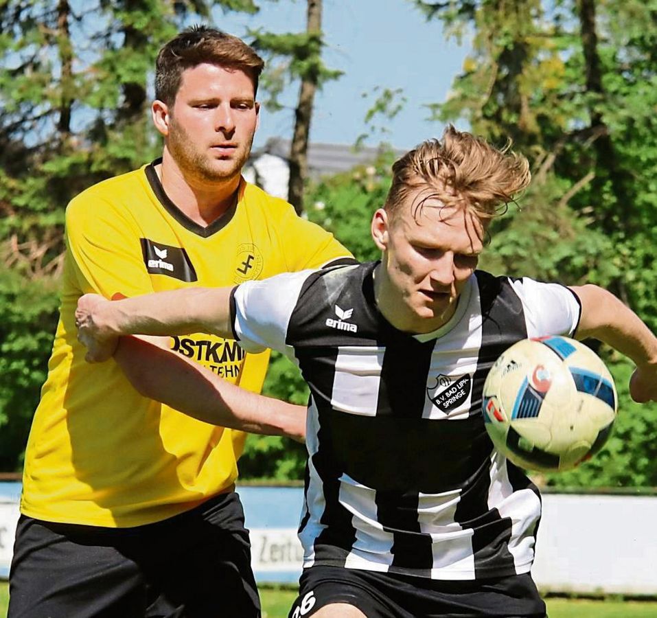 Eine All-Stars-Truppe Ü32 hat Lukas Althoff (l.) zusammengetrommelt, die bei der Vorrunde des Warsteiner Masters in Erwitte dem einen oder anderen Gegner auf die Pelle rücken will. In erster Linie steht aber der Spaß im Vordergrund. Foto: Wiegand