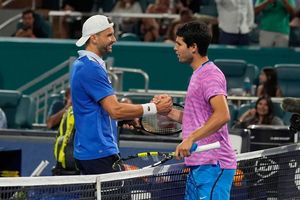 Grigor Dimitrov (l) und Carlos Alcaraz geben sich nach dem Match die Hand. - Foto: Marta Lavandier/AP
