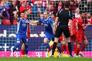 Darmstadts Christoph Klarer (M) jubelt nach seinem Treffer zur 1:0-Führung. - Foto: Marius Becker/dpa