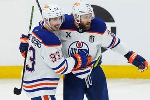 Leon Draisaitl (r) schoss die Oilers erneut zum Sieg in der Verlängerung. - Foto: Nathan Denette/The Canadian Press/AP/dpa