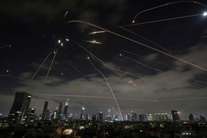 Auch in der Nacht griff der Iran wieder an. - Foto: Leo Correa/AP/dpa