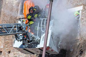 Während des Rettungseinsatzes der Feuerwehr stürzte ein weiterer Teil des Turms ein. - Foto: Domenico Stinellis/AP/dpa