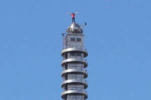 Nach dem Jubel auf der Spitze des Wolkenkratzers hat Alex Honnold ein Selfie mit seinem Smartphone geschossen. - Foto: ChiangYing-ying/AP/dpa