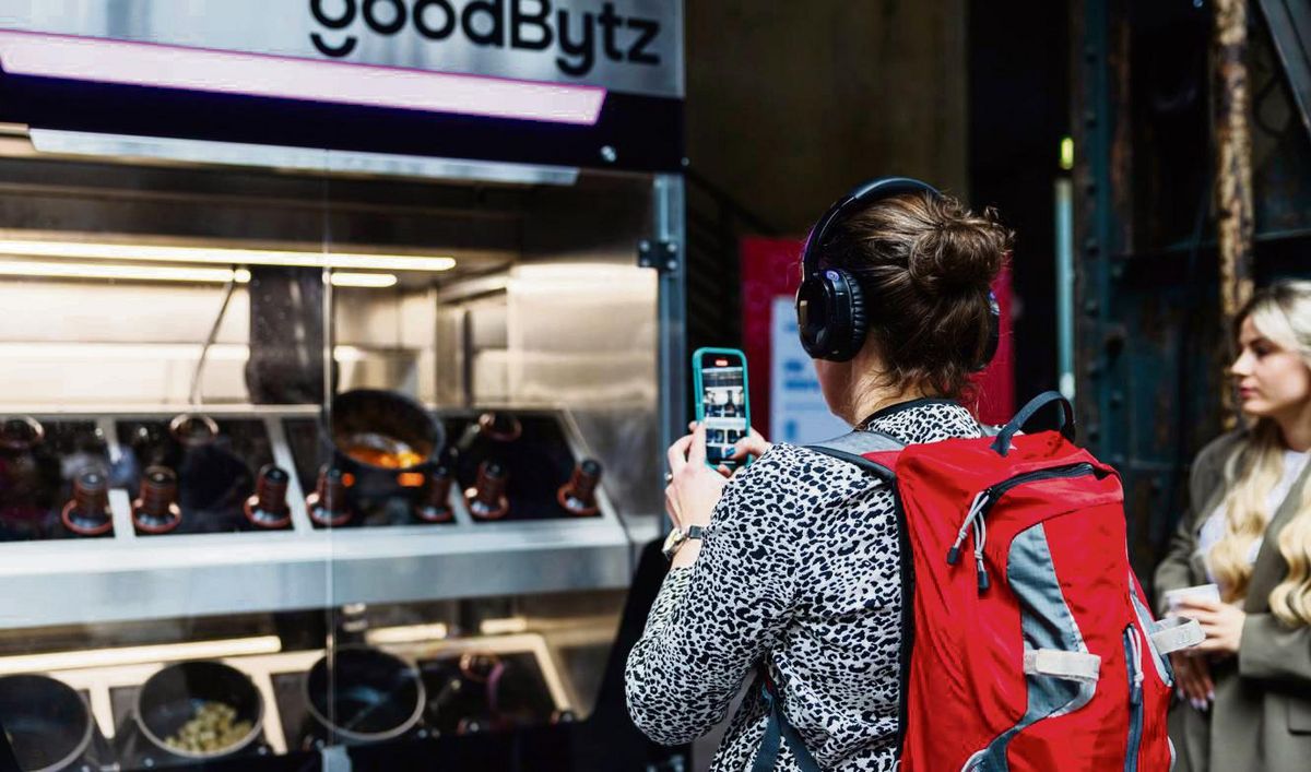 So funktioniert’s: Beim Ruhrsummit im Sommer war der Kochroboter samt App eine der Hauptattraktionen. Fotos (2): Goodbytz