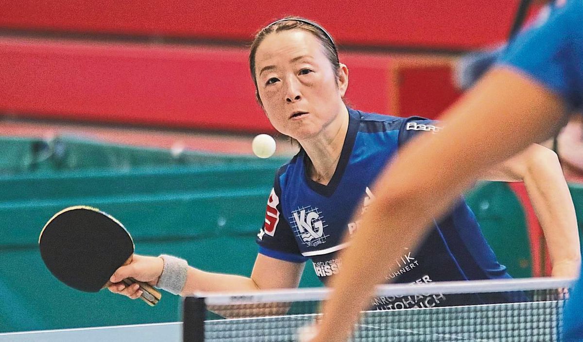 Hat mit starken Knieproblemen zu kämpfen, und ob sie zum Einsatz kommen wird, ist ungewiss: Aimei Wang spielte gegen Offenburg an der Seite von Lisa Wang im Doppel. Im Einzel gewann sie ihre beiden Begegnungen souverän. Foto: Heinke