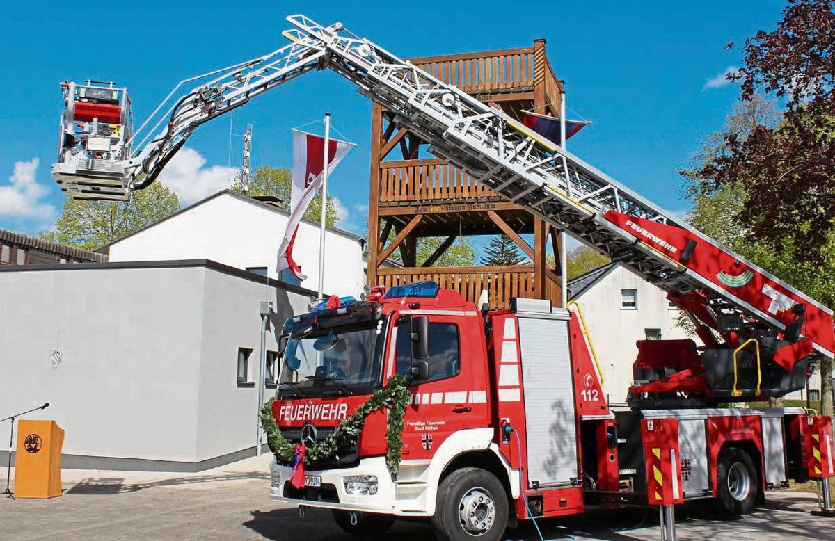Ein frisch renoviertes Gebäude und ein schickes neues Fahrzeug: Die Feuerwehr Rüthen hatte viel zu feiern. Fotos: Biermann