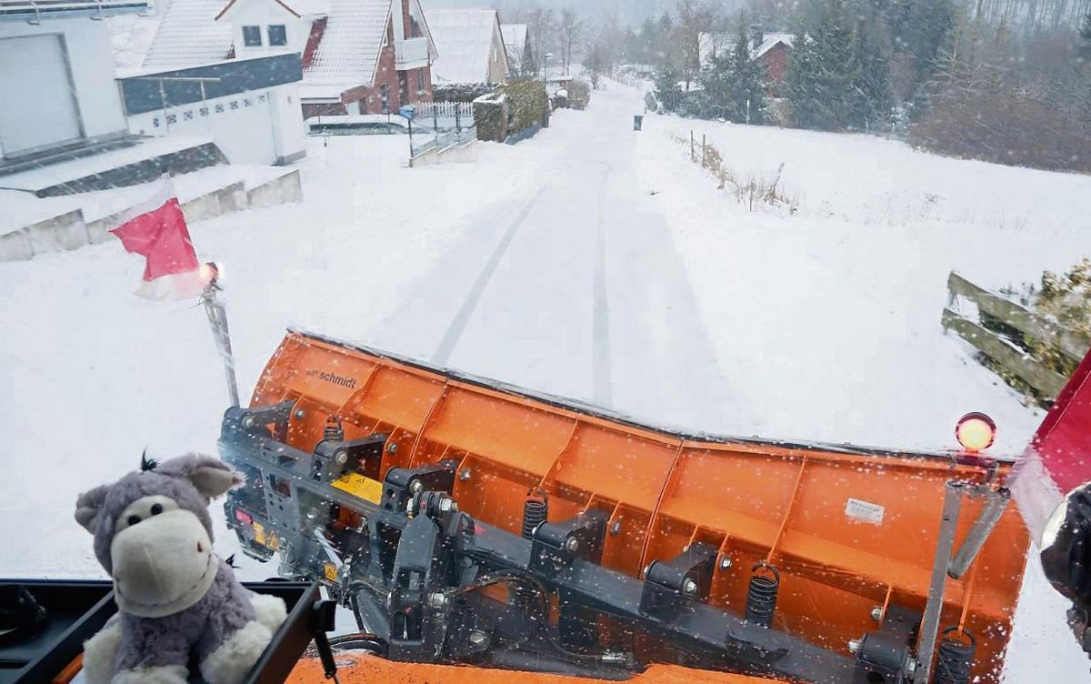 Ein Blick aus dem Führerhaus eines Streufahrzeugs, das dafür sorgt, dass die Straßen im Feierabendverkehr am Mittwoch gut befahrbar sind. Der Rüthener Esel ist als Maskottchen stets mit an Bord. Fotos: Bsdurek