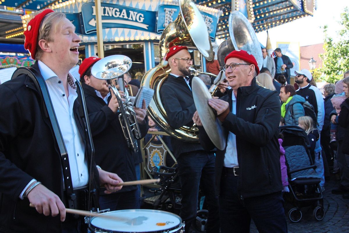 Für musikalische Stimmung sorgen wieder die Klankentappers aus Uden, das inzwischen zur noch jungen Gemeinde Maashorst gehört. Foto: Helga Wissing