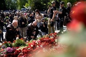 Mitglieder der russisch-nationalistischen Rockergruppe «Nachtwölfe» legen 9. Mai 2023 Blumen am Sowjetischen Ehrenmal im Tiergarten in Berlin nieder. - Foto: Markus Schreiber/AP/dpa