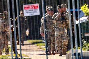 Bevor ein Gericht Trumps Pläne durchkreuzte, waren Nationalgardisten bereits an einer Einrichtung der Einwanderungsbehörde ICE in einem Vorort Chicagos zu sehen. (Archivbild) - Foto: Stacey Wescott/TNS via ZUMA Press Wire/dpa