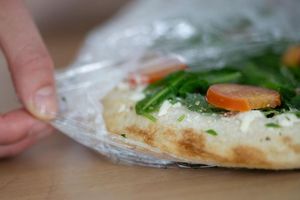 Wird Tiefkühlpizza künftig teuer? (Archivbild) - Foto: Marijan Murat/dpa