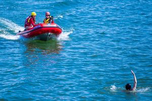 Die DLRG-Lebensretter gehen im laufenden Jahr von weniger Badetoten aus als noch 2024. (Archivbild) - Foto: Jens Büttner/dpa-Zentralbild/ZB