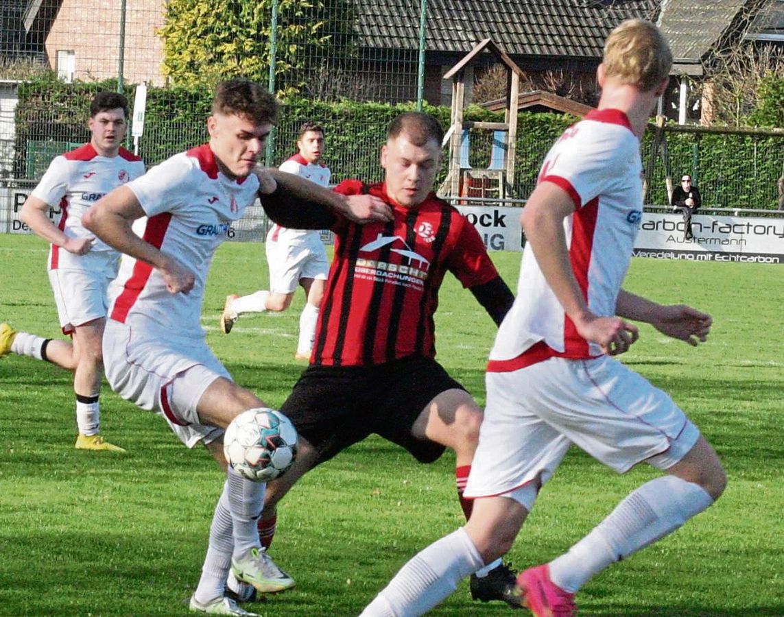Der SV 03 Geseke (in Rot) erwartet am Sonntag einen wiedererstarkten FC Dahl/Dörenhagen. Der Aufsteiger holte zehn Punkte aus den letzten vier Spielen. Das Team von RW Mastholte (weiß) hat spielfrei. Foto: Schlink
