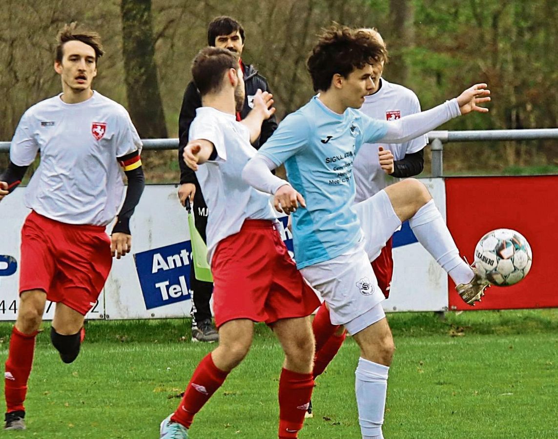 Der VfL Hörste-Garfeln (in Hellblau), aktueller Tabellenführer der Kreisliga A, wird sich am Sonntag in Esbeck auf einen hochmotivierten Gegner einstellen müssen. Auch die Platzverhältnisse könnten eine Rolle spielen. Foto: Wiegand