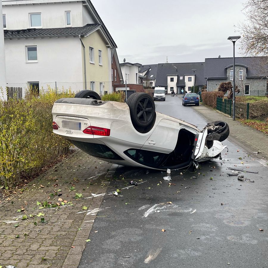 Mitten im Wohngebiet am hellichten Tag schaffte es ein Autofahrer aus Geseke, sich mit seinem Wagen aufs Dach zu legen. Foto: Polizei