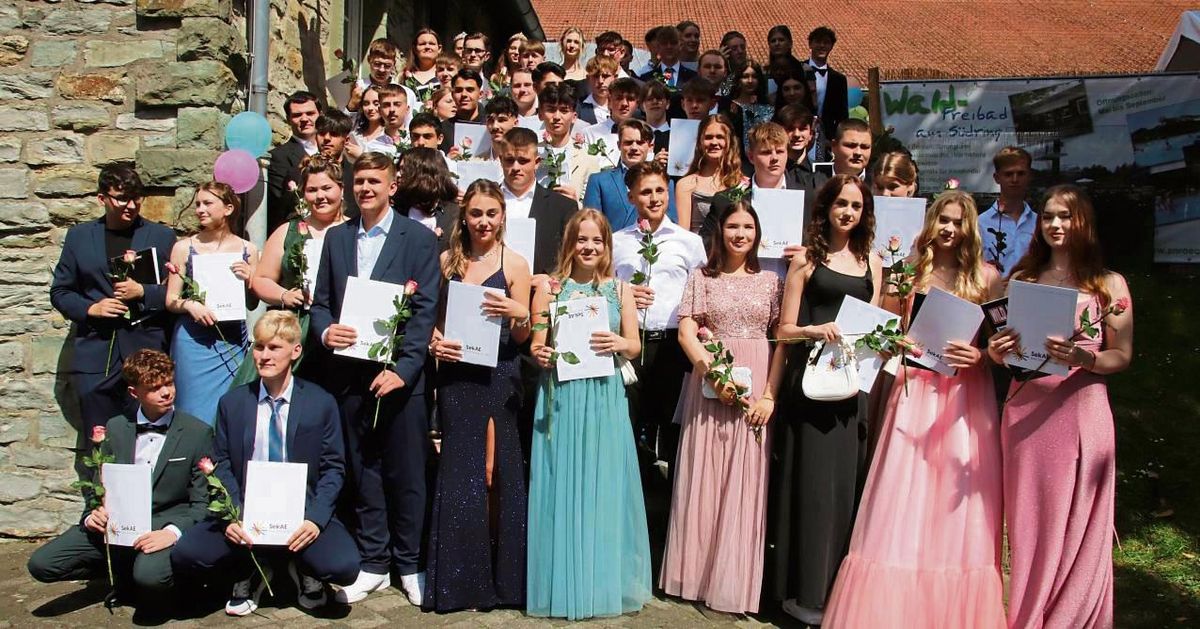 Über 70 Schüler der Sekundarschule Anröchte/Erwitte erhielten am Freitagnachmittag ihre Abschlusszeugnisse. Foto: Meschede