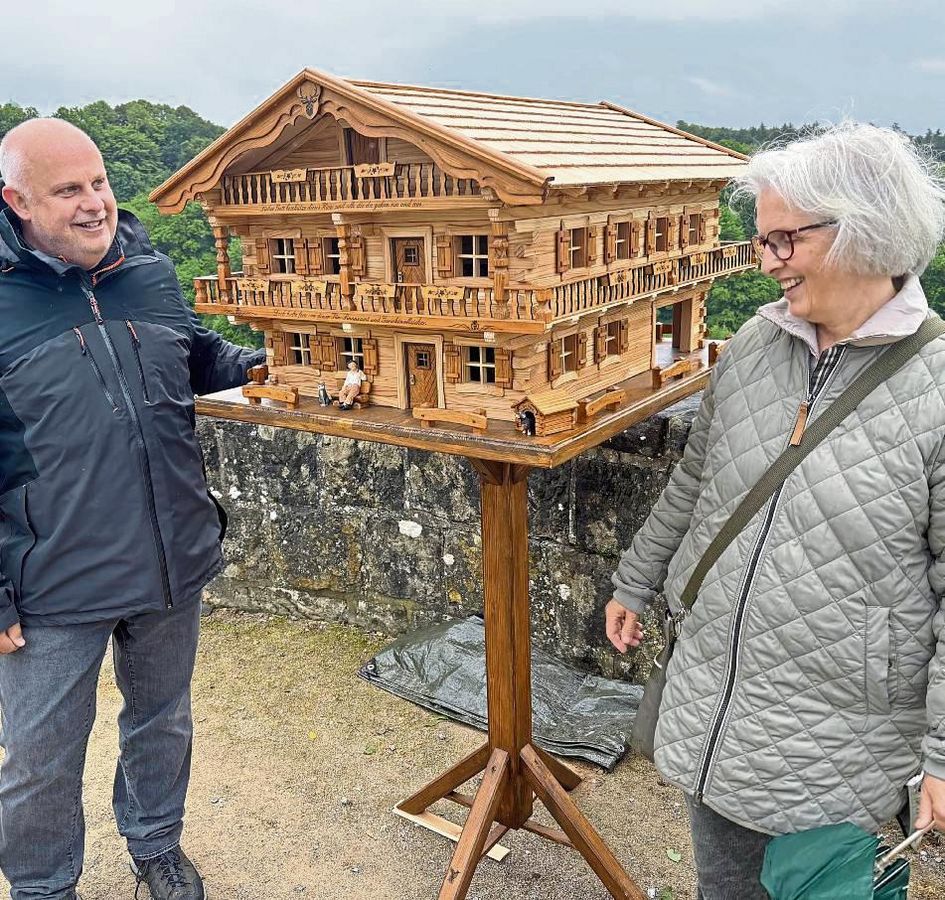 Friedgard und Markus Standke aus Lippstadt waren fasziniert vom handgefertigten Vogelhaus, das an der Stadtmauer viele Blicke auf sich zog. Fotos: Frenz