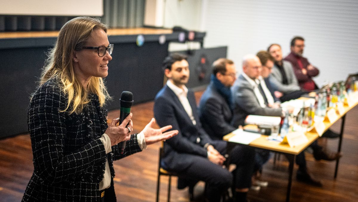 Blackstone-Managerin Britta Harper stellte das Projekt am Donnerstag Lippetaler Bürgern vor. Foto: Schröder