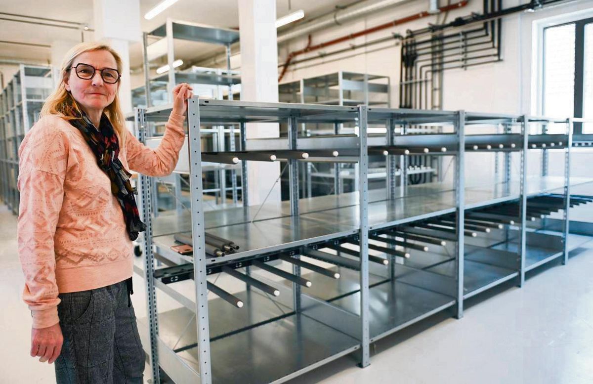 Museumsleiterin Dr. Christine Schönebeck im April 2023, kurz vor der Einweihung des Museumsdepots in der Hospitalstraße. Fast ein Jahr später ist das Raumklima immer noch nicht ideal – aber auf dem richtigen Weg. Foto: Tuschen