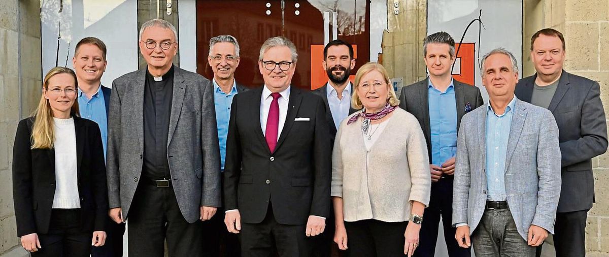 Die Mitglieder des Trägervereins für den Katholikentag in Paderborn (v. l.): Astrid Hunstig, Roland Vilsmaier, Generalvikar Thomas Dornseifer, Dr. Andreas Kratel, Michael Dreier, Marc Frings, Ute Hanswille, Bernd Schulte, Markus Ziganki und Norbert Neß. Es fehlen Sigrid Beer, Esther van Bebber und Dr. Reinhard Zinkann. Foto: Isabella Maria Struck (Erzbistum Paderborn)