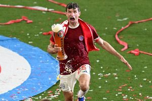 Auch Thomas Müller verabschiedet sich mit Bierduschen. - Foto: Sven Hoppe/dpa