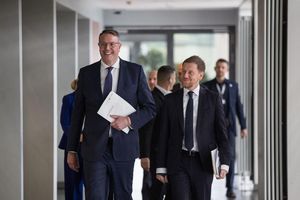 Der Vorsitzende der Ministerpräsidentenkonferenz Alexander Schweitzer (SPD) und sein Vize, Michael Kretschmer (CDU) sehen sich als «Möglichmacher». - Foto: Hannes P. Albert/dpa