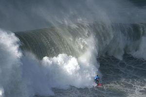 Die perfekte Welle: Der chilenische Surfer Rafael Tapia zeigt sein Können beim Surfturnier «Nazare Big Wave Challenge» in Portugal. - Foto: Ana Brigida/AP/dpa