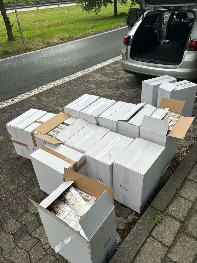 Diese Kartons mit unversteuerten Zigaretten entdeckte der Bielefelder Zoll bei einer Kontrolle auf dem Parkplatz Berge an der A44: Ein 44-jähriger Autofahrer versuchte, die Zigaretten zu schmuggeln. Foto: Hauptzollamt Bielefeld