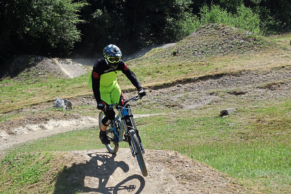 Bei Bikern ist die Anlage des Warsteiner Bikepark am Rabennest in Kallenhardt beliebt – offenbar auch, was den zukünftigen Betrieb angeht. Foto: Kloer