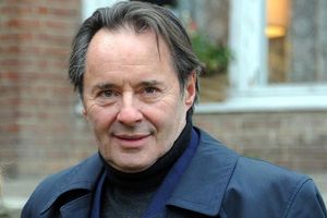 Uwe Kockisch - hier am Set - spielte auch in der ARD-Serie «Weissensee». - Foto: Bernd Settnik/dpa