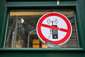 Schulschluss für Smartphones: Schweden plant ein Handyverbot an allen Schulen bis zur neunten Klasse. (Archivbild) - Foto: Jens Kalaene/dpa