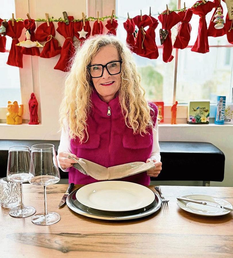 Expertin für gute Umgangsformen an der Festtagstafel: Die Lippstädterin Nicole Schlepphorst hat sich als Knigge-Influencerin einen Namen gemacht, 122 000 Menschen folgen mittlerweile ihrem Instagram-Kanal (kniggetrainerin.de). Foto: Ursula Vielberg