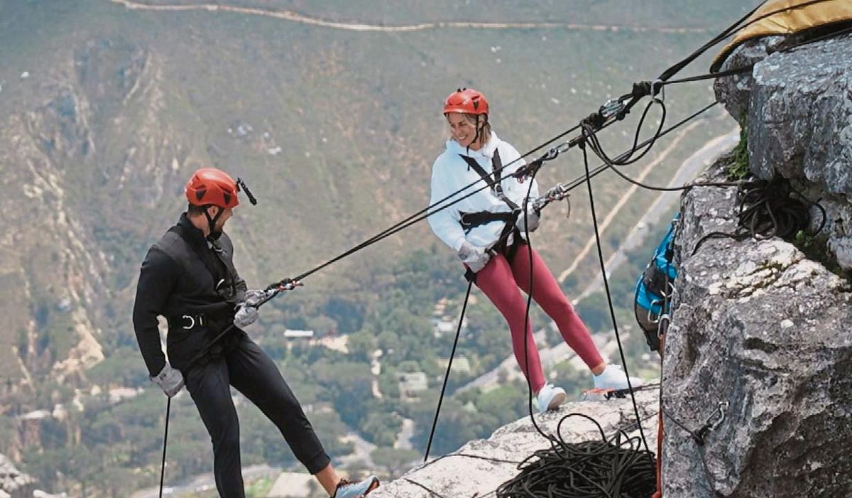 Adrenalinreiches Date: Beim Einzeldate seilten sich Bachelor Sebastian Klaus und Kandidatin Fabienne Schulte vom Tafelberg ab. „Ich liebe abenteuerliche Aktionen“, so die 32-Jährige. „Mein persönliches Highlight.“ Foto: RTL+
