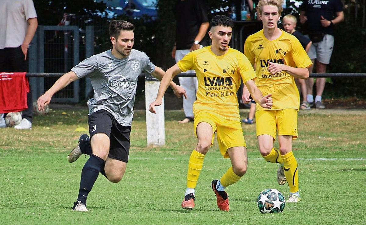 Michael Köller (l.) und der SuS Bad Westernkotten sind im Flow. Die Vorbereitung verlief überaus zufriedenstellend. Nun erwartet die Nolte-Elf den Viertligisten SC Wiedenbrück zum Pokalduell am Zehnthof. Foto: Heinke