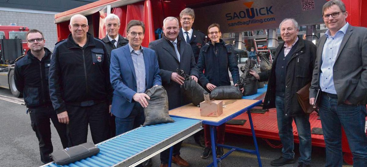 Die neue Sandsack-Befüllungsanlage wurde den Mitgliedern des Rettungsausschusses vorgestellt. Mit ihr können 1600 Säcke pro Stunde befüllt werden. Foto: Kalle (Kreis Soest)