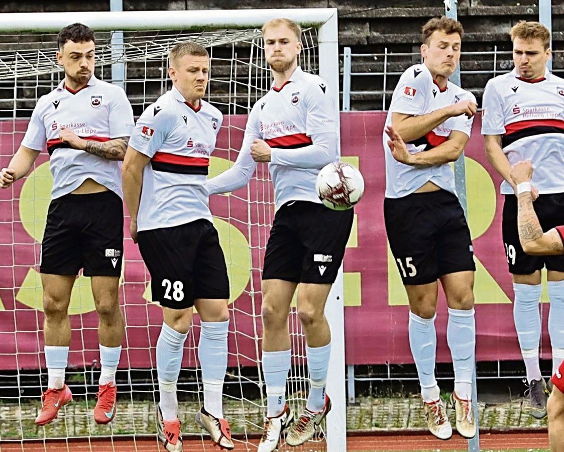 Mauen werden die Kicker des SV Lippstadt – (v.l.): Marcello Romano, Gerrit Kaiser, Max Kamann, Janik Steringer und Maximilian Franke – gegen Westfalia Rhynern nicht. Im Gegenteil: Sie wollen drei Punkte gegen den Dritten. Foto: Lütkehaus