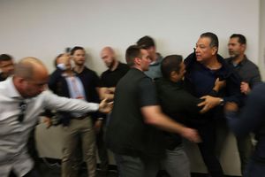 Auf Videoaufnahmen ist Padilla zu hören, wie er «Hände weg» ruft. - Foto: Etienne Laurent/FR172066 AP/dpa