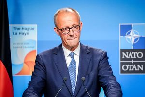 Bundeskanzler Friedrich Merz (CDU) äußert sich in Den Haag vor Journalisten zu den Ergebnissen des Nato-Gipfels mit US-Präsident Donald Trump. - Foto: Kay Nietfeld/dpa