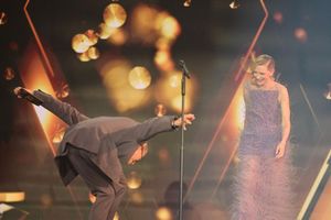 Tiefe Verbeugung vor Preisträgerin Cate Blanchett bei der Bambi-Verleihung. - Foto: Peter Kneffel/dpa