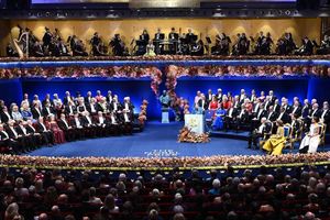 Eine besondere Feier für die Nobelpreisträger, die auf der Bühne aufgereiht in der vorderen linken Reihe sitzen. - Foto: Anders Wiklund/TT News Agency/AP/dpa