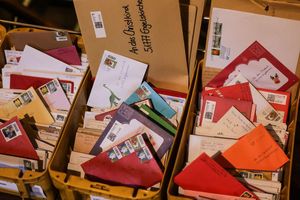 Die Briefe kommen aus aller Welt. - Foto: Oliver Berg/dpa