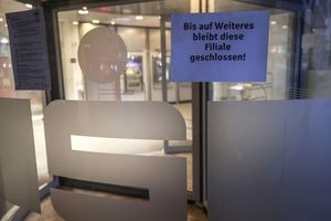 Ein Zettel mit der Aufschrift «Bis auf Weiteres bleibt diese Filiale geschlossen» hängt am Eingang der Sparkassen-Filiale Gelsenkirchen-Buer. - Foto: Oliver Berg/dpa