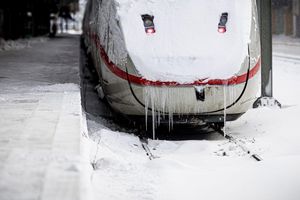 Die Bahn gerät bei Extremwetterlagen immer wieder in Bedrängnis. (Archivbild) - Foto: Moritz Frankenberg/dpa